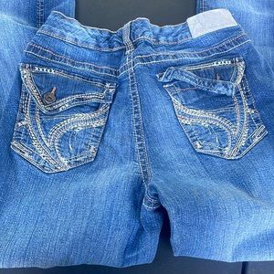 Nice wash to them stitched laced outline